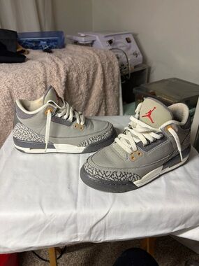 Jordan Kids' Retro Sneakers - Grey, White & Red Accents YOUTH